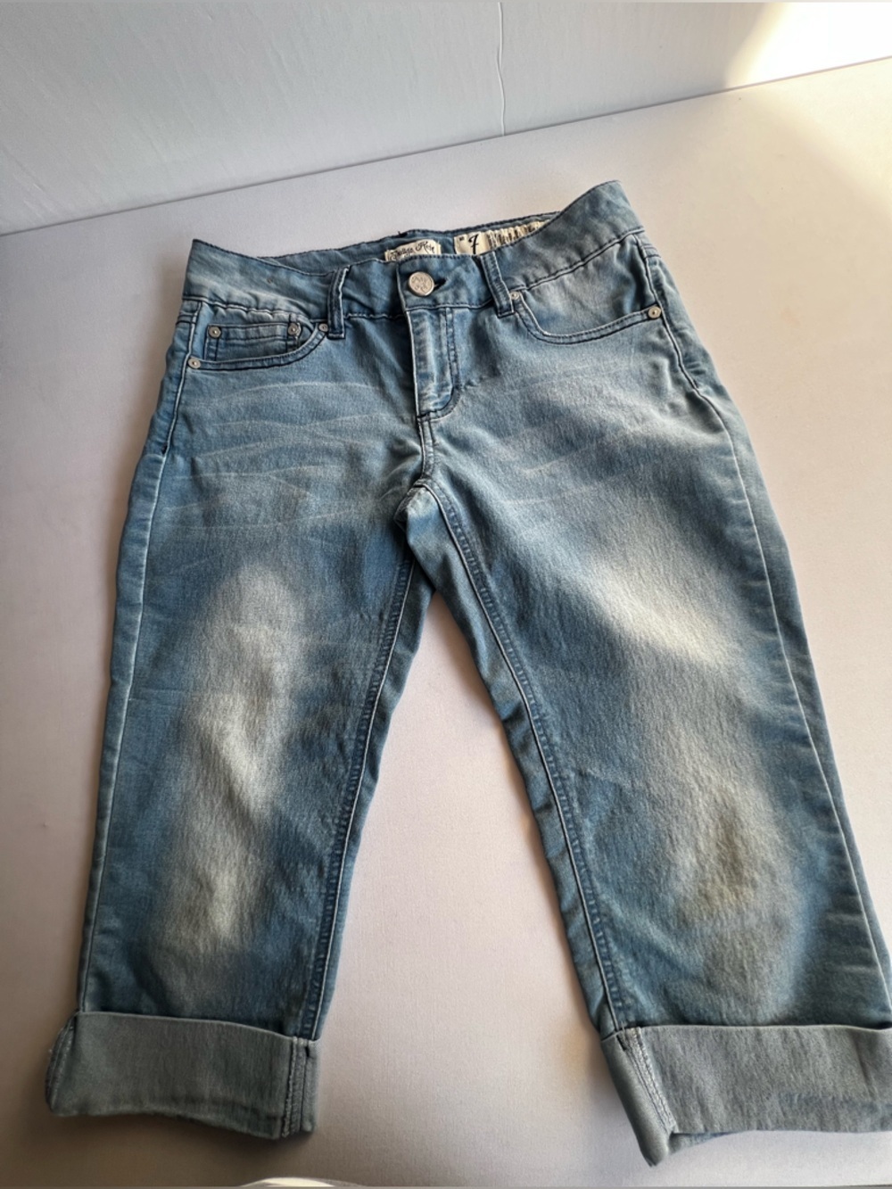 INDIGO REIN DISTRESSED LIGHT WASH ROLLED HEM JEANS BERMUDA SHORTS. SIZE 7